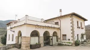 La casa que se vende en un pueblo de Navarra con una gran terraza, bodega e incluye una segunda vivienda