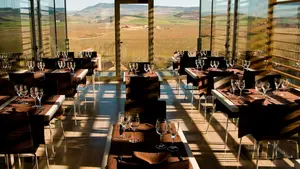 El restaurante con vistas impresionantes en un pueblo de Navarra que sorprende con su flan de naranja