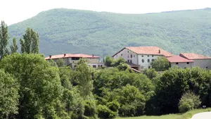 El restaurante de un pueblo de Navarra con comida casera rodeado de un precioso paisaje