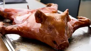 El restaurante que es una parada obligada para los camioneros en Navarra y triunfa con el gorrín y la paella