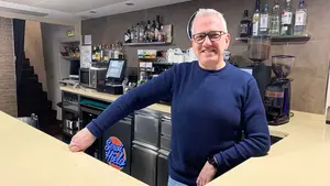 Carlos, 35 años detrás de la barra del bar en un pueblo de Navarra: "Llevo aquí desde que nací"