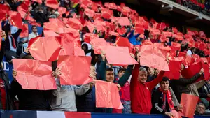 La grada de El Sadar se viste de rojo: las imágenes de los aficionados apoyando a Osasuna ante el Real Madrid
