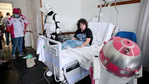 Los niños con cáncer de los hospitales navarros reciben la visita de unos personajes muy especiales