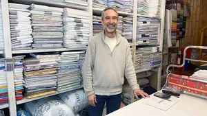 Mikel, 40 años al frente de la mítica colchonería Purroy de Pamplona: "No tengo intención de jubilarme"