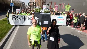 El grito de auxilio de miles de familias ante el cierre de las empresas en Navarra: las fotos de la manifestación