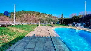 La espaciosa casa que se vende en un pueblo de Navarra con un gran terreno y piscina