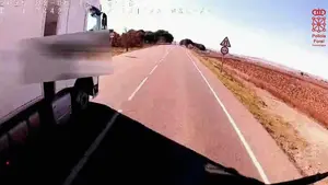 VÍDEO | Temerario adelantamiento en Navarra: un camión pone en riesgo varias vidas