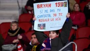 FOTOS| La afición de Osasuna sí vence a la noche y el frío: el ambientazo en El Sadar ante el Valencia