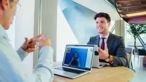 El novedoso sistema que ha incorporado Caixabank en sus oficinas de Navarra para interpretar la lengua de signos