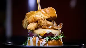 Las atrevidas hamburguesas que compiten en el concurso de un bar cerca de Pamplona para hacerse un hueco en su carta