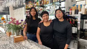 El bar de Pamplona con nombre de 'pub' inglés que cumple 15 años y arrasa con su tortilla de patata