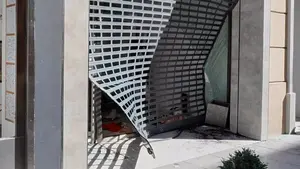 Aparatoso accidente en Pamplona: un coche se empotra contra el escaparate de una tienda