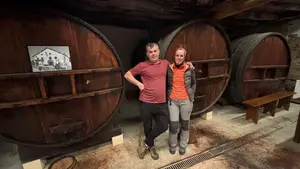 El matrimonio que ofrece un menú de sidrería con ajoarriero en un pueblo de Navarra: "La gente se tira a por el chuletón"