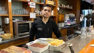 El secreto de Carlos para darle vida a un conocido bar de Pamplona donde el ajoarriero es el Rey