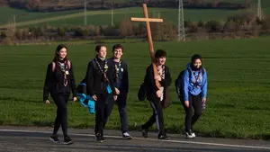 Peregrinos a Javier: miles de personas caminan y desafían al frío en la segunda Javierada
