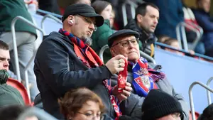 De la alegría al cabreo en 45 minutos: Las fotos de la afición de Osasuna en El Sadar