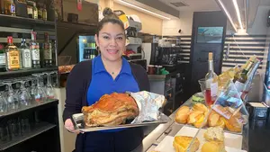 El bar de Pamplona que arrasa con el jamón asado en un barrio popular: “Está para chuparse los dedos”