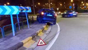 Un hombre de 75 años se empotra contra una rotonda en Pamplona: la policía se lleva una sorpresa