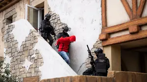 Una bomba, un secuestro y un incendio: las sorprendentes imágenes del simulacro de Sendaviva