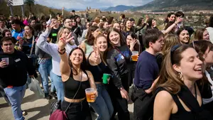 FOTOS| ¡A la Carpa hemos de ir!: la charanga anima las horas previas de la fiesta universitaria en Pamplona