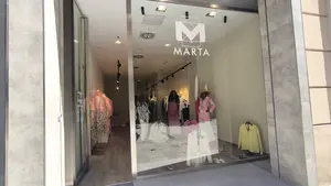 Vuelve a abrir la tienda de Pamplona en la que se empotró un coche: "Faltan cosas, pero estamos contentas"