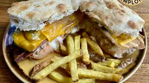 El conocido bar de Pamplona que presenta un bocadillo con dos mitades totalmente diferentes