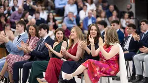 El motivo de celebración que ha reunido a cientos de estudiantes en el polideportivo de la UPNA