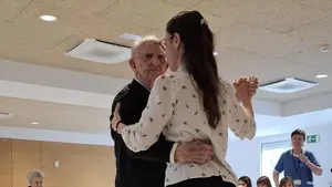 Bernardo cumple 101 a&ntilde;os en Pamplona y lo celebra bailando un bolero rodeado de su familia