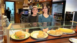 El bar de un pueblo de Navarra que abre de nuevo con la hamburguesa ‘guarra’: “La acogida ha sido maravillosa”