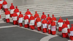 Un cardenal condenado agita el ambiente en el Vaticano antes del cónclave por el sucesor de Francisco
