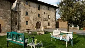 La enorme casa con muchas habitaciones que se vende en uno de los valles más bonitos de Navarra