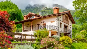 La espectacular casa que se vende en un pueblo de Navarra con un gran jardín