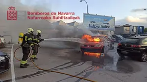 VÍDEO | Arde un vehículo en un aparcamiento en Pamplona y el fuego afecta a otros dos coches más