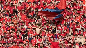 Marea roja en El Sadar: las mejores imágenes de la afición apoyando a Osasuna en la grada