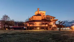 El palacio de cuento que se vende en Navarra con un inmenso jardín y piscina