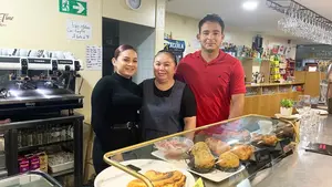 La familia que triunfa en el bar de un pueblo de Navarra en menos de un año: “Estamos muy agradecidos con la gente”