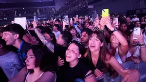 Myke Towers desata la locura en el Navarra Arena entre los jóvenes: las mejores fotos del concierto