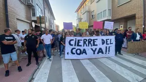 Los vecinos de Marcilla vuelven a salir a las calles y exigen el cierre del centro de menores: “¡Basta ya!”
