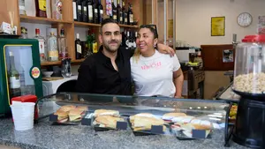 Una pareja al frente de un bar de Pamplona triunfa en TikTok con su combo de bocadillo para San Fermín