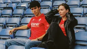 FOTOS| La nueva equipación de Osasuna 25-26, seduce: los rojillos homenajean su primer partido en Europa