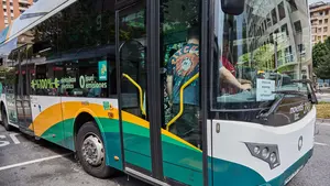 Un ni&ntilde;o cae de una villavesa en marcha en Pamplona tras abrirse una puerta por un fallo mec&aacute;nico