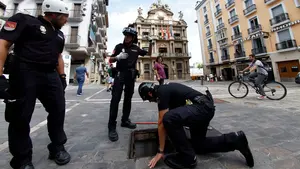 Vigilados bajo el suelo: así revisa la Policía Nacional las calles de Pamplona antes de la llegada de San Fermín