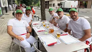 El grupo de veteranos de una multinacional que se reúne en Pamplona para San Fermín: “Es un fiestón”