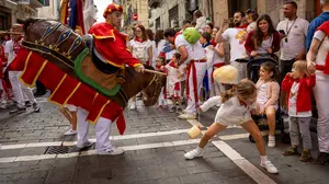 Carreras, bailes y saludos: las mejores imágenes de los niños con la Comparsa de Gigantes y Cabezudos en San Fermín
