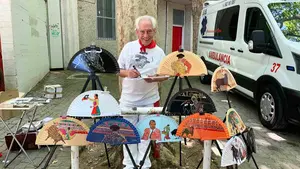 Joaquín, el extremeño de 74 años que se pasa los Sanfermines pintando y vendiendo abanicos taurinos: “Aquí soy feliz”