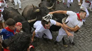 Los toros de Miura arrollan a los corredores en un último encierro muy veloz de San Fermín