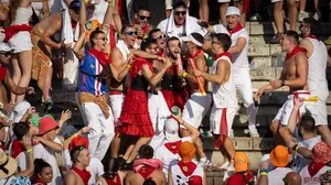 FOTOS | "Una gitana loca me echó las cartas": las peñas de Pamplona se divierten a su estilo en San Fermín