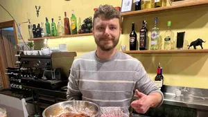 Una pareja de Valencia lo deja todo y se muda a un pueblo de Navarra de 75 habitantes para abrir un bar