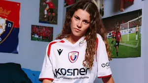 Osasuna presenta su tercera equipación: un guiño a una noche inolvidable en Europa