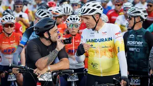 Miguel Indurain vuelve a rodar en su tierra junto a su hijo y 1.500 ciclistas en su marcha más especial